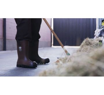 Demi-bottes de sécurité fourrées étanches de la marque BEKINA RigliteX sur mannequin mis en situation dans une ferme